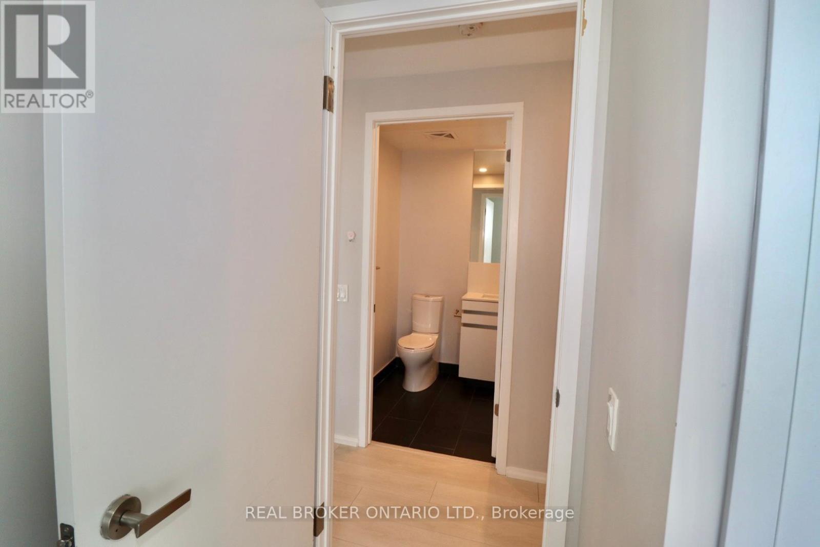 5902 - 197 Yonge Street, Toronto (Church-Yonge Corridor), Ontario  M5B 1M4 - Photo 21 - C12844706