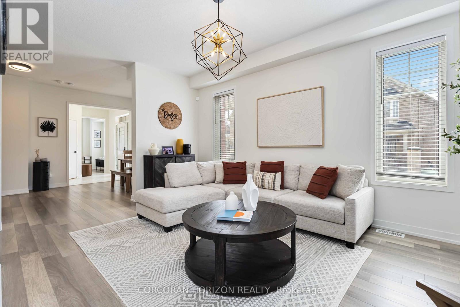 81 Dundonald Trail, Newmarket, Ontario  L3Y 0E1 - Photo 6 - N12844694