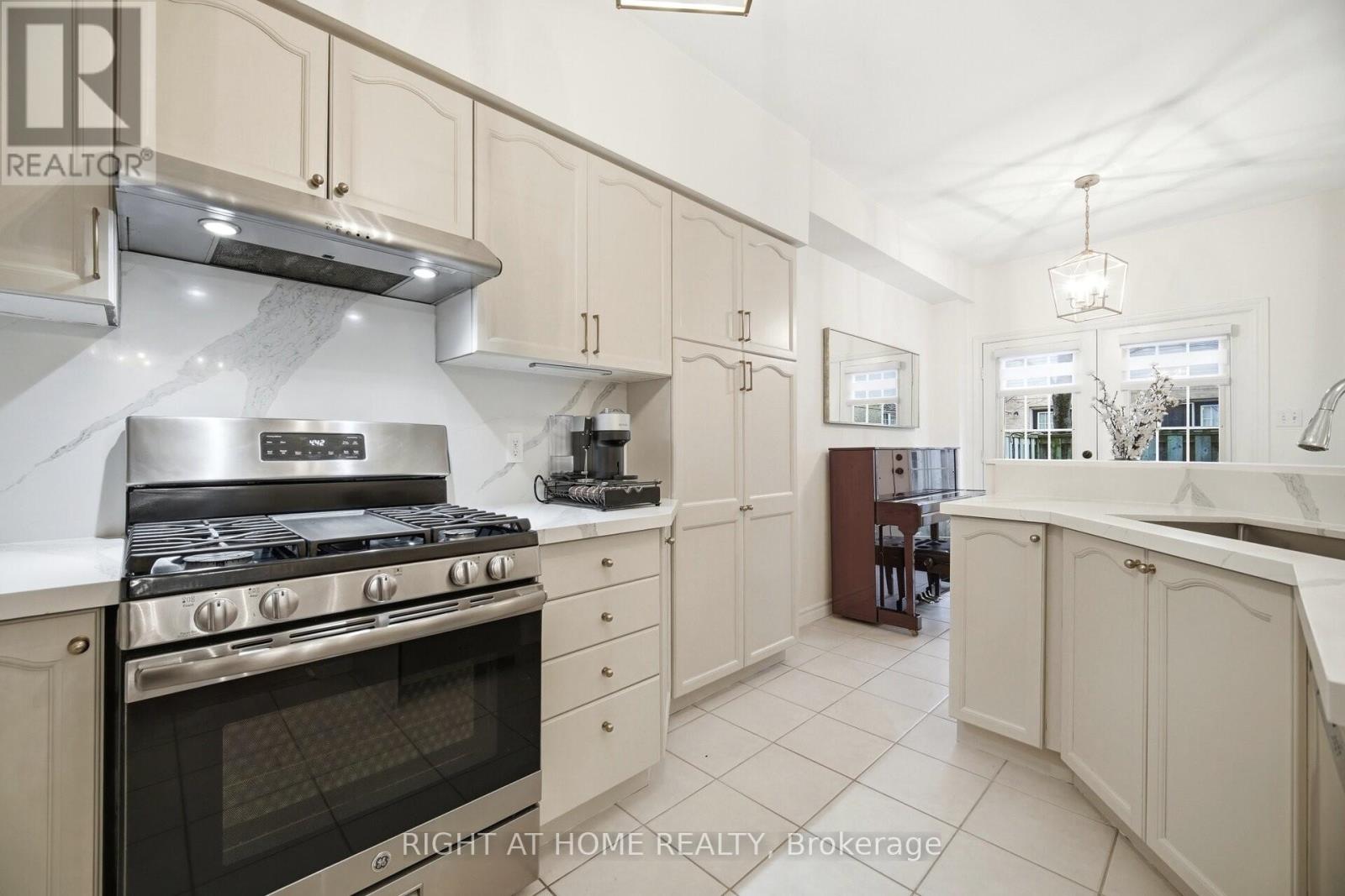 1353 Stephenson Drive, Burlington, Ontario  L7S 2M4 - Photo 15 - W12844598