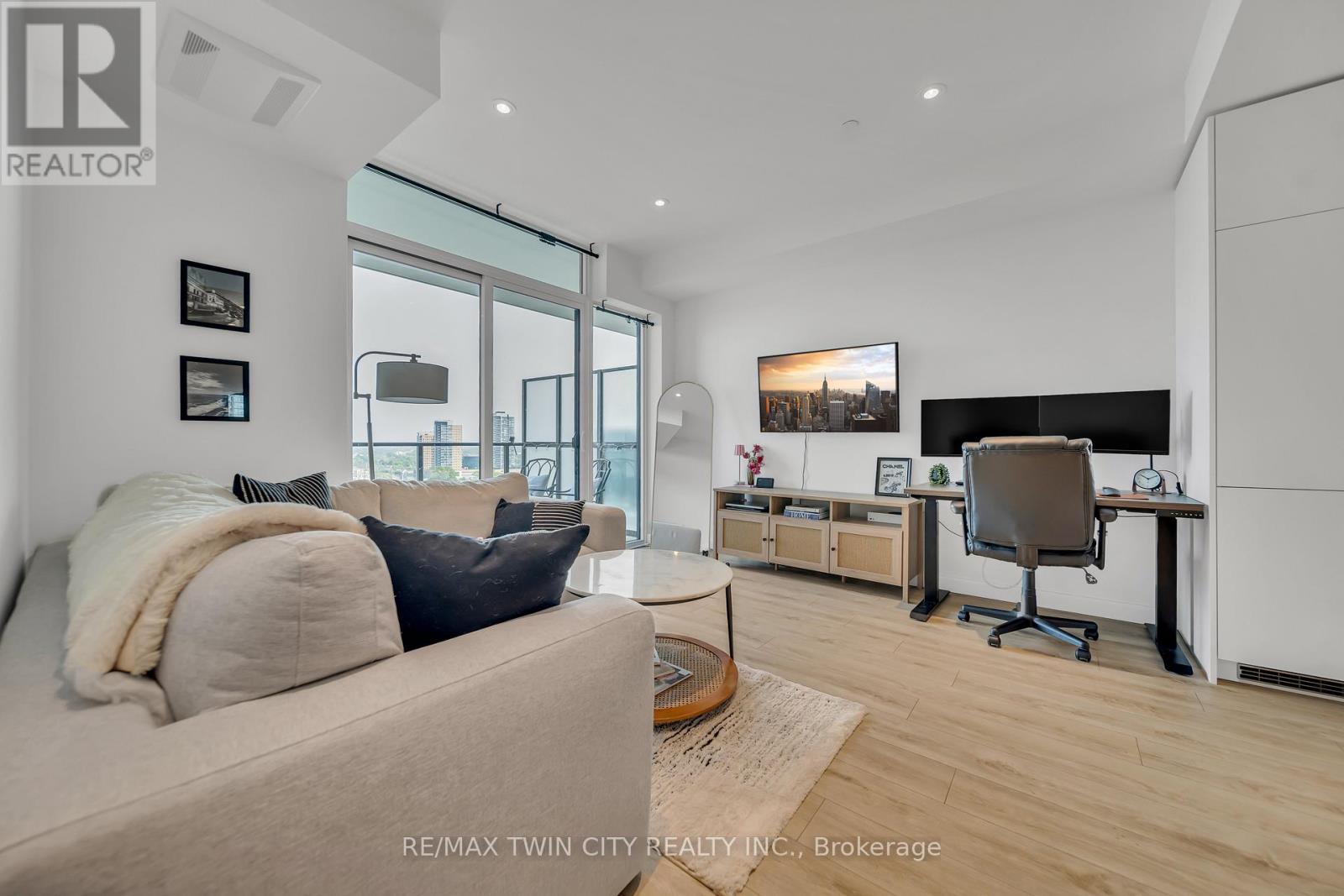 906 - 741 King Street W, Kitchener, Ontario  N2G 1E5 - Photo 11 - X12844578