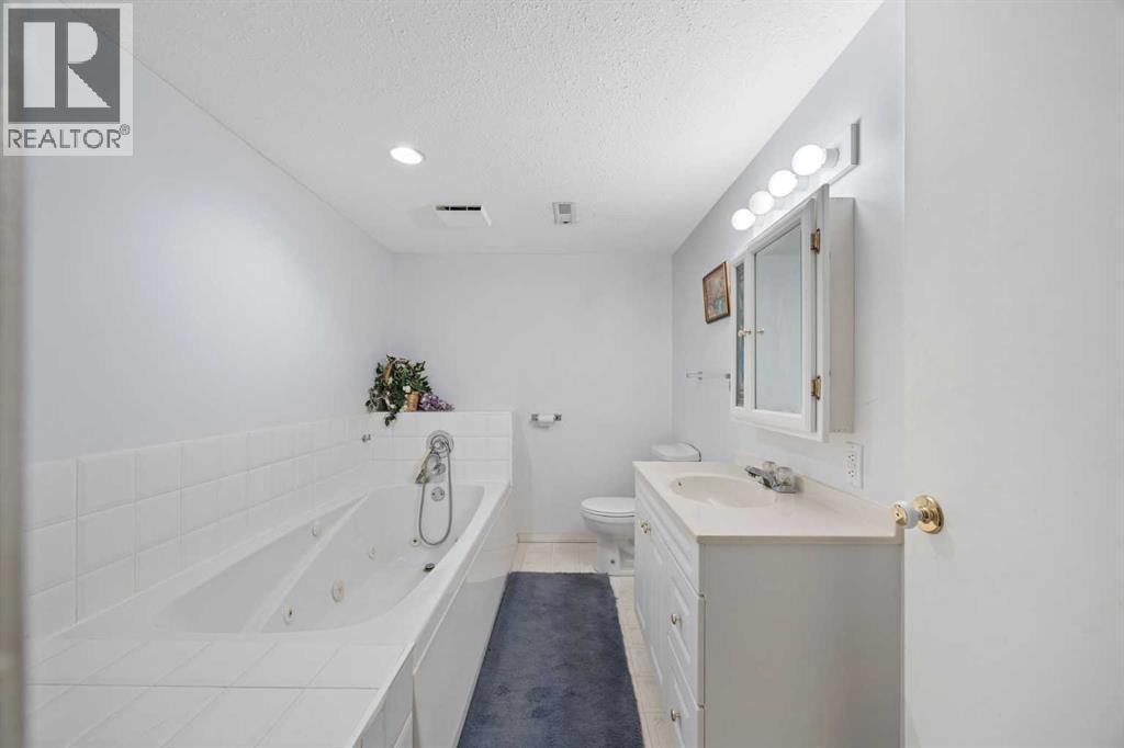 220 Sunset Place, Okotoks, Alberta  T1S 1P3 - Photo 32 - A2268466