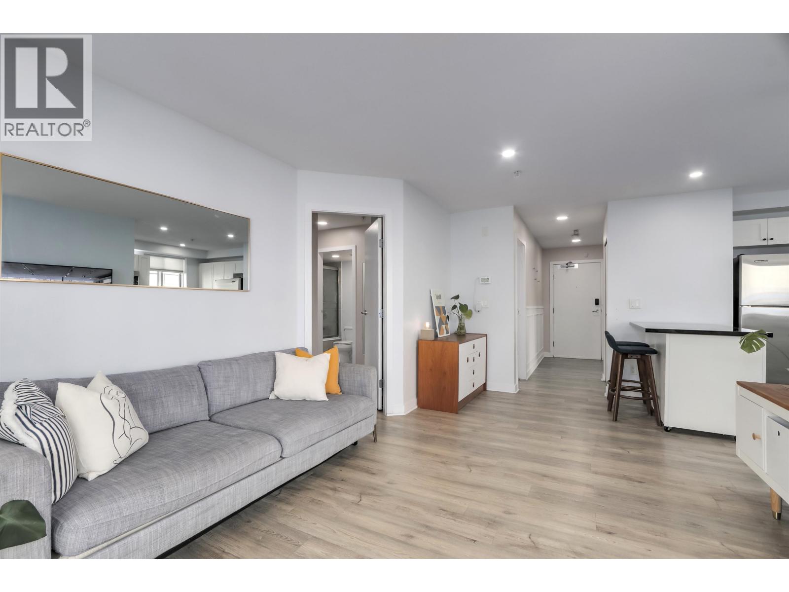 302 122 E 3rd Street, North Vancouver, British Columbia  V7L 1E6 - Photo 4 - R3095924