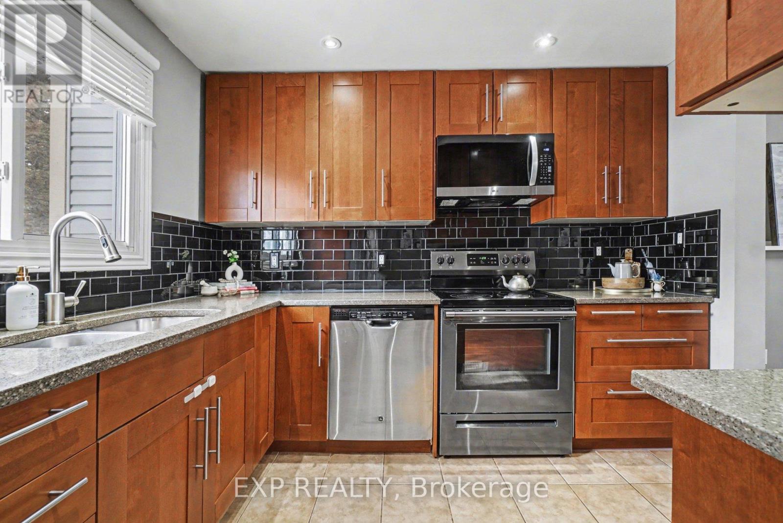 185 Teal Crescent, Ottawa, Ontario  K1E 2C3 - Photo 11 - X12844910