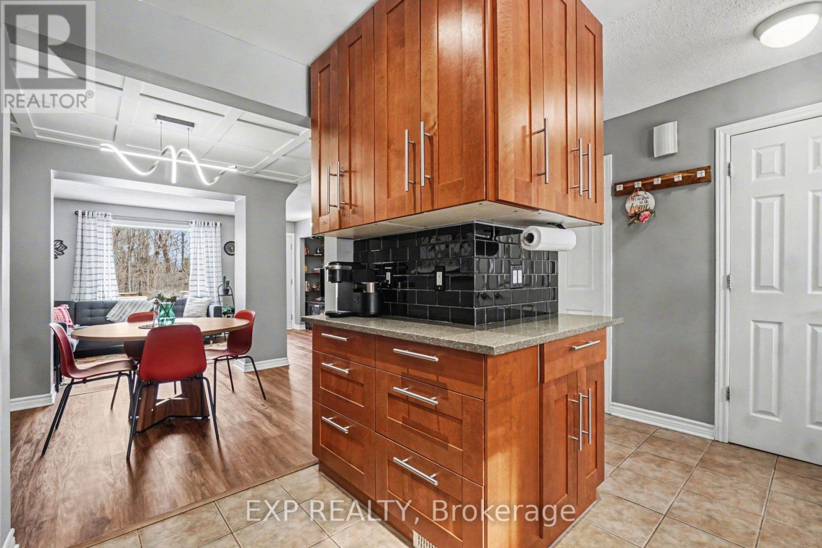 185 Teal Crescent, Ottawa, Ontario  K1E 2C3 - Photo 9 - X12844910