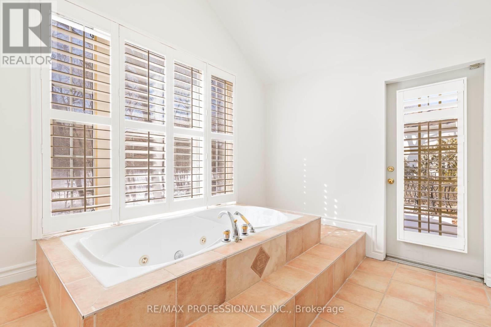 560 Meadow Wood Road, Mississauga (Clarkson), Ontario  L5J 2S3 - Photo 27 - W12842808