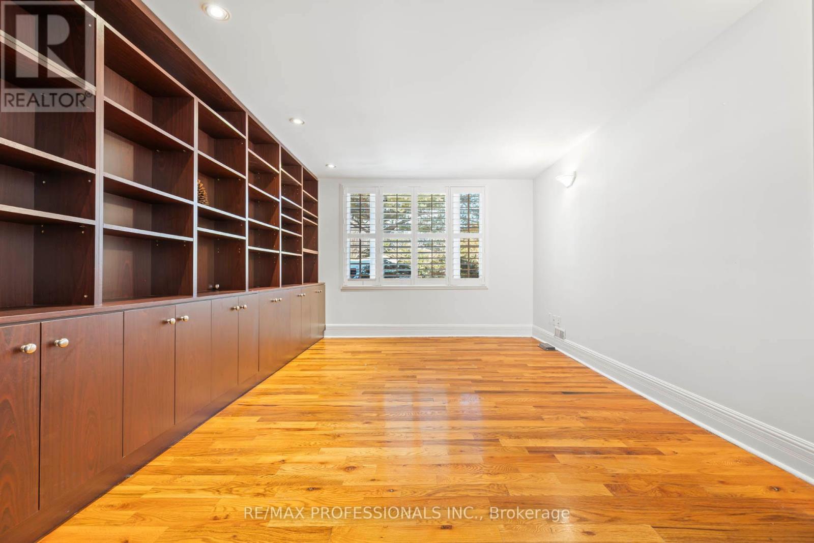 560 Meadow Wood Road, Mississauga (Clarkson), Ontario  L5J 2S3 - Photo 20 - W12842808