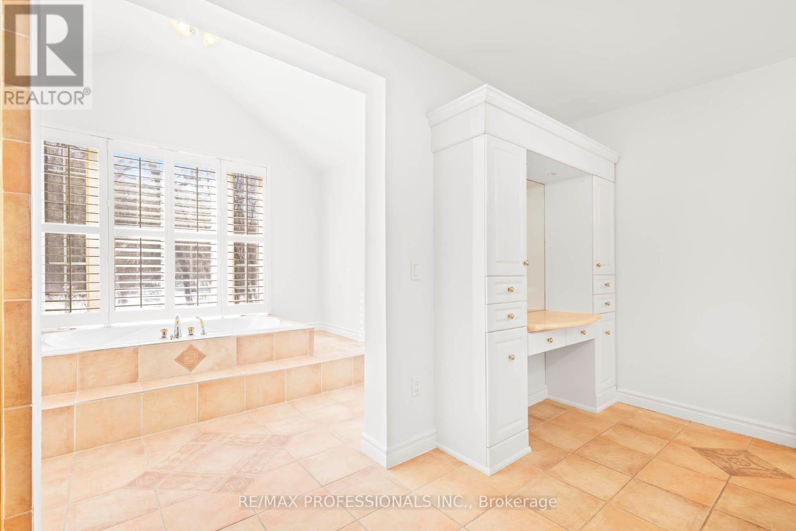 560 Meadow Wood Road, Mississauga (Clarkson), Ontario  L5J 2S3 - Photo 30 - W12842808