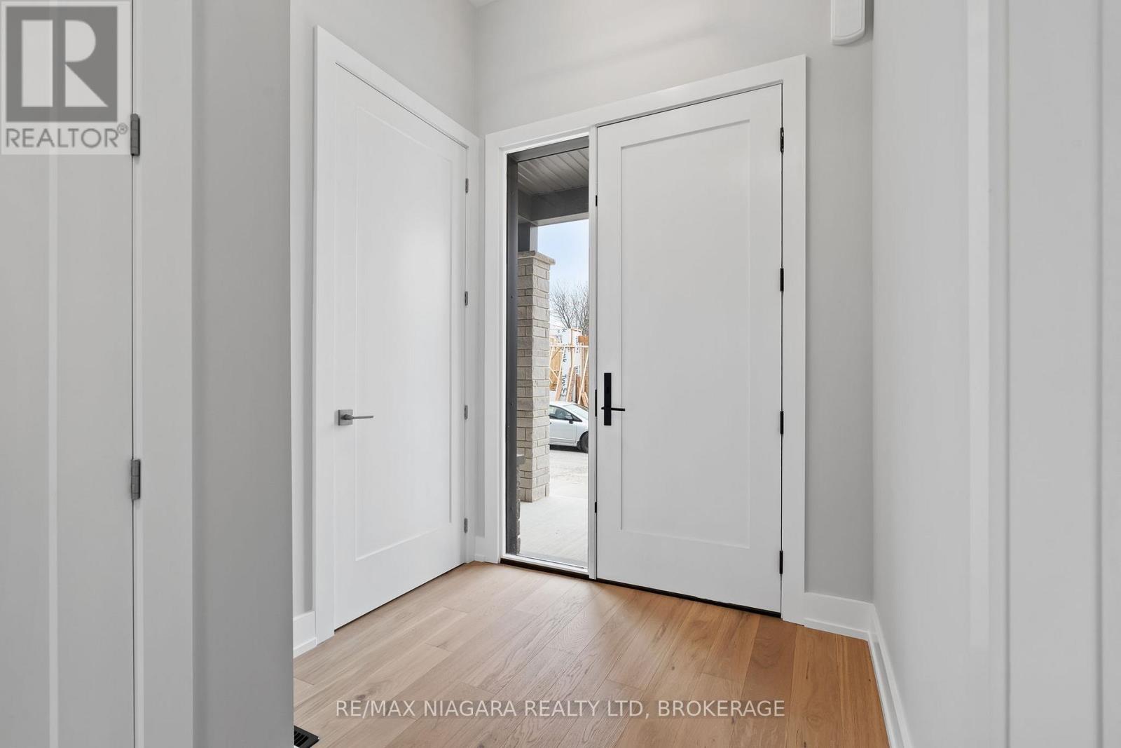 1 - 41 Ivy Crescent, Thorold, Ontario  L2V 0J9 - Photo 4 - X12844912