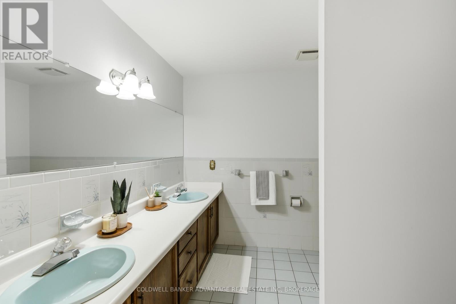 137 Valera Drive, Hamilton, Ontario L8E 4T1 - Photo 24 - X12844934