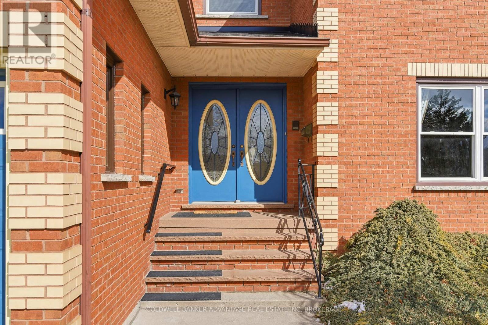 137 Valera Drive, Hamilton, Ontario L8E 4T1 - Photo 3 - X12844934