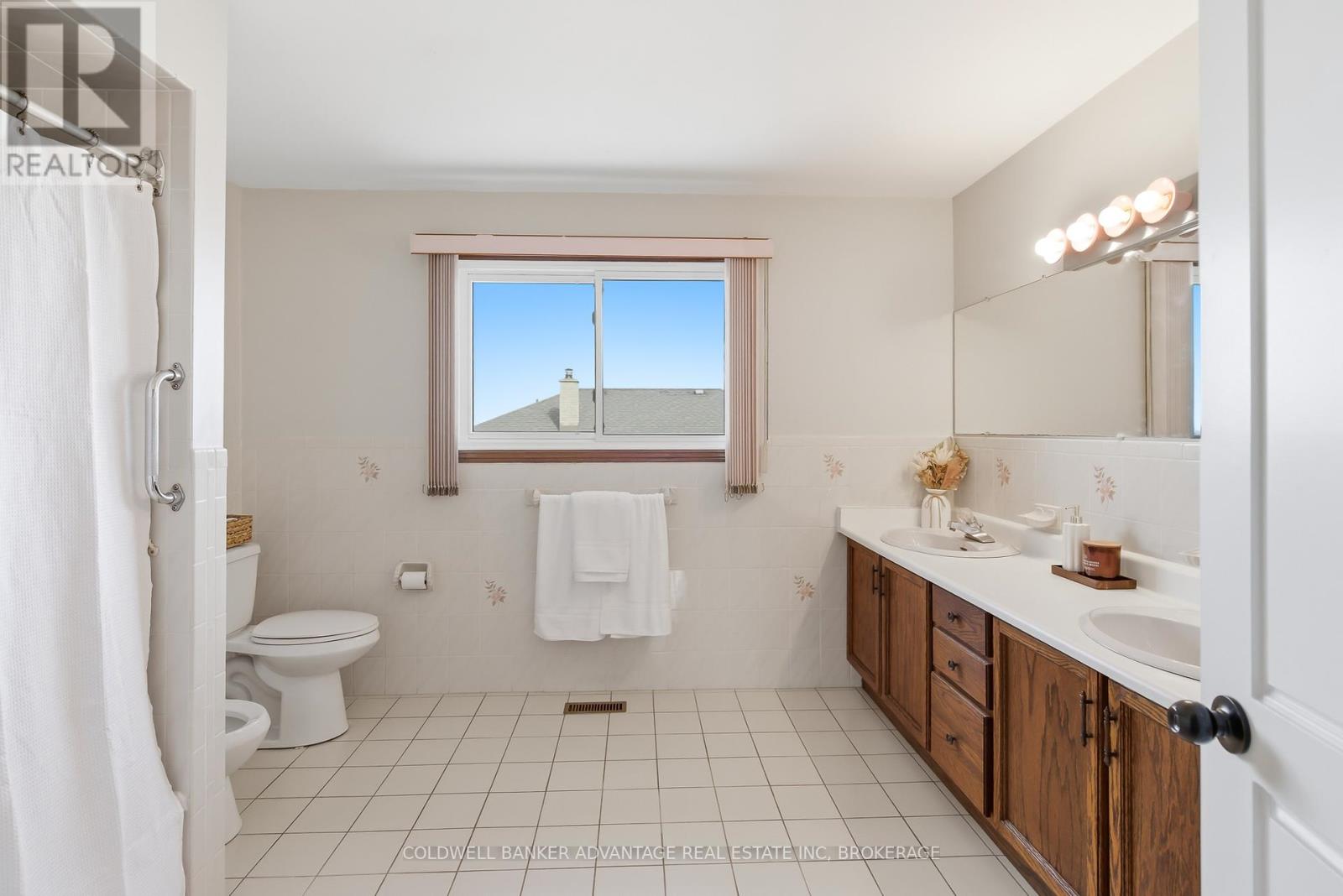 137 Valera Drive, Hamilton, Ontario L8E 4T1 - Photo 30 - X12844934