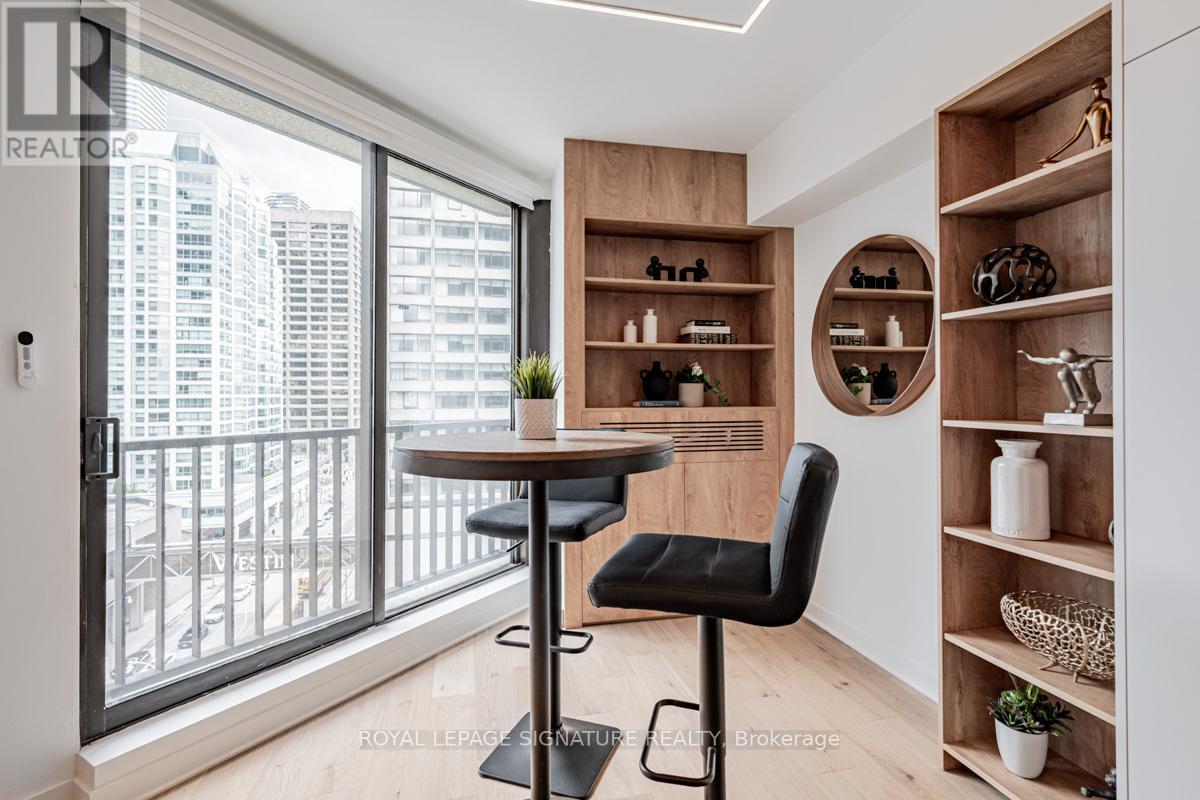 1035 - 33 Harbour Square, Toronto (Waterfront Communities), Ontario  M5J 2G2 - Photo 11 - C12844936