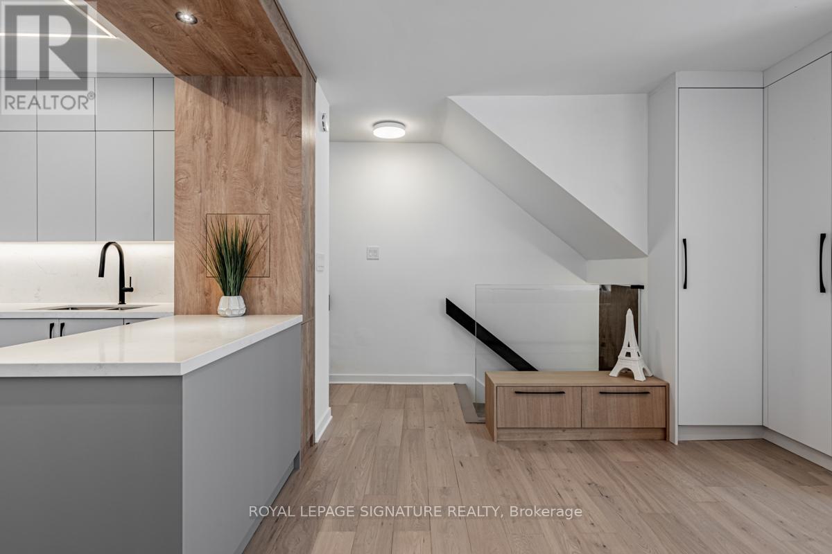 1035 - 33 Harbour Square, Toronto (Waterfront Communities), Ontario  M5J 2G2 - Photo 2 - C12844936