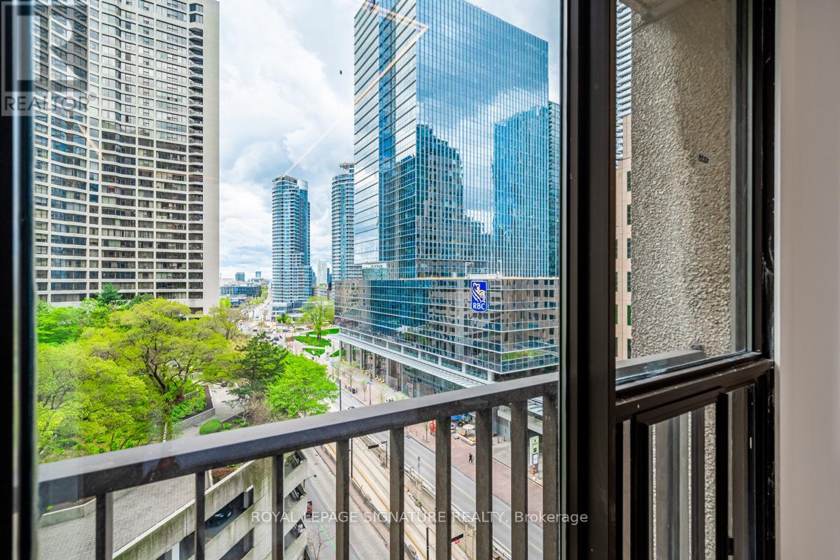 1035 - 33 Harbour Square, Toronto (Waterfront Communities), Ontario  M5J 2G2 - Photo 32 - C12844936