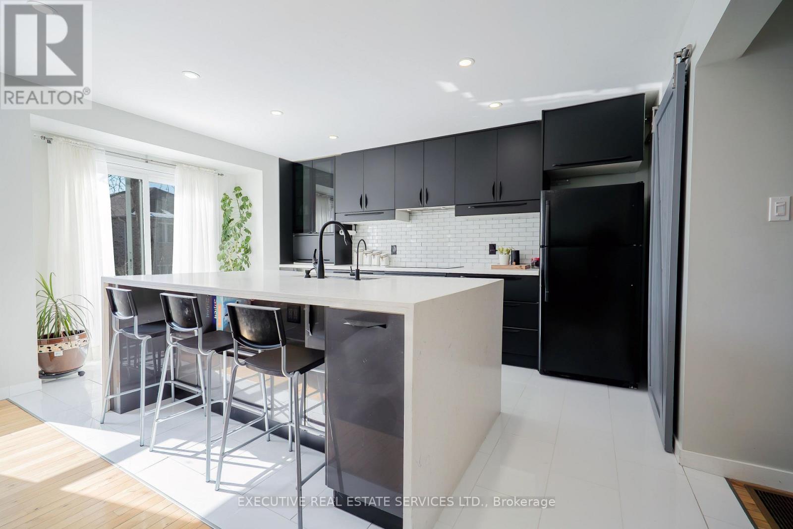 26 Stalbridge Avenue, Brampton, Ontario  L6Y 4H1 - Photo 5 - W12844906