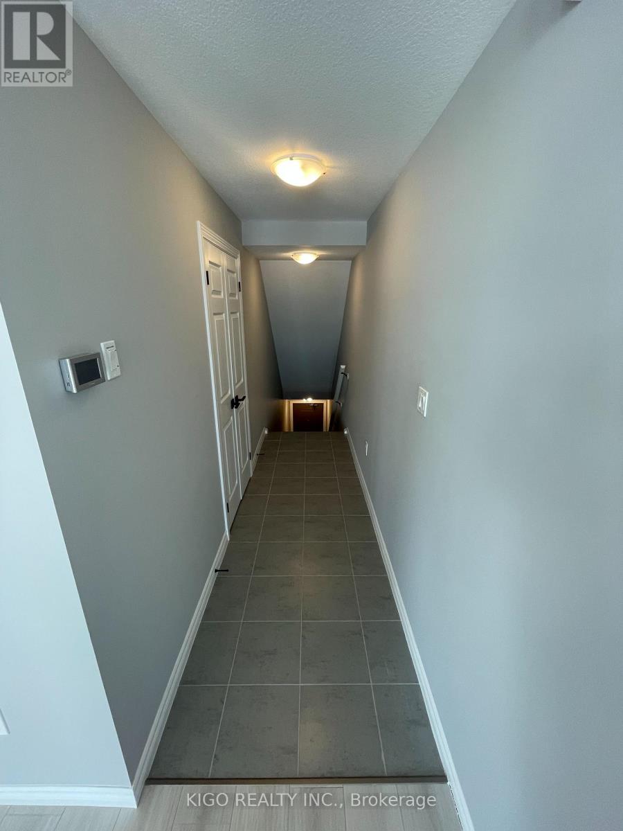 102 Lomond Lane, Kitchener, Ontario  N2R 0T6 - Photo 3 - X12844978