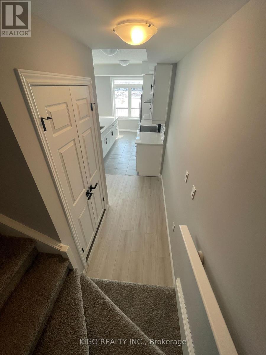 102 Lomond Lane, Kitchener, Ontario  N2R 0T6 - Photo 8 - X12844978