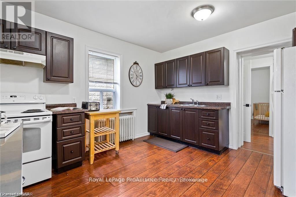 Main - 5654 Desson Avenue, Niagara Falls (Clifton Hill), Ontario  L2G 3T2 - Photo 10 - X12845024