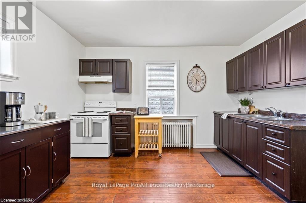 Main - 5654 Desson Avenue, Niagara Falls (Clifton Hill), Ontario  L2G 3T2 - Photo 11 - X12845024