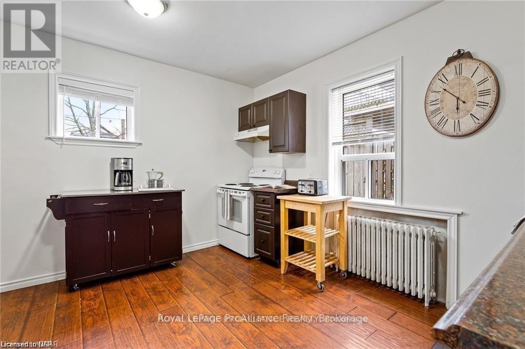 Main - 5654 Desson Avenue, Niagara Falls (Clifton Hill), Ontario  L2G 3T2 - Photo 9 - X12845024