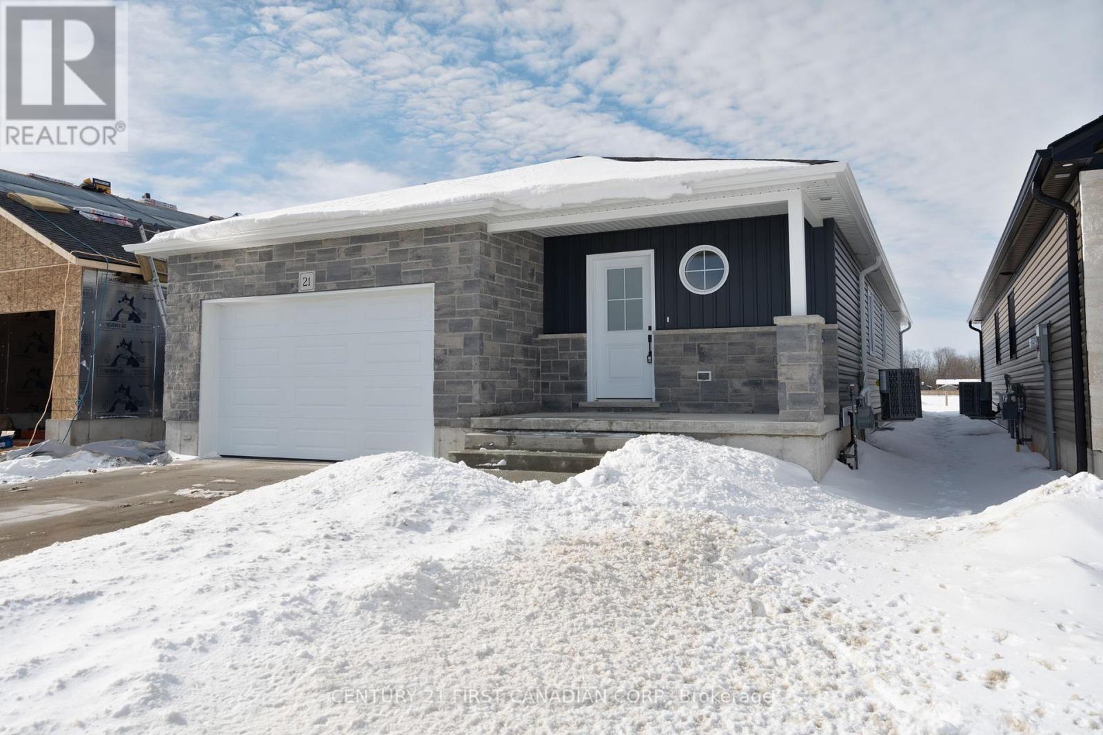 29 Sheldabren Street, North Middlesex, Ontario  N0M 1A0 - Photo 3 - X12845064