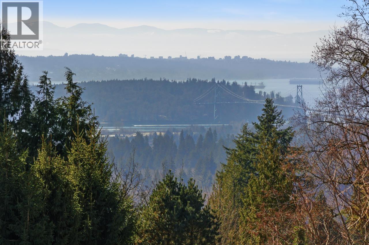 145 E KENSINGTON ROAD, North Vancouver, British Columbia