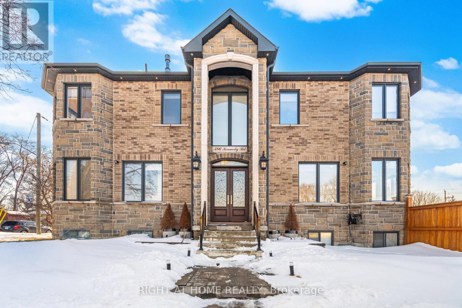 386 KENNEDY ROAD, Toronto, Ontario