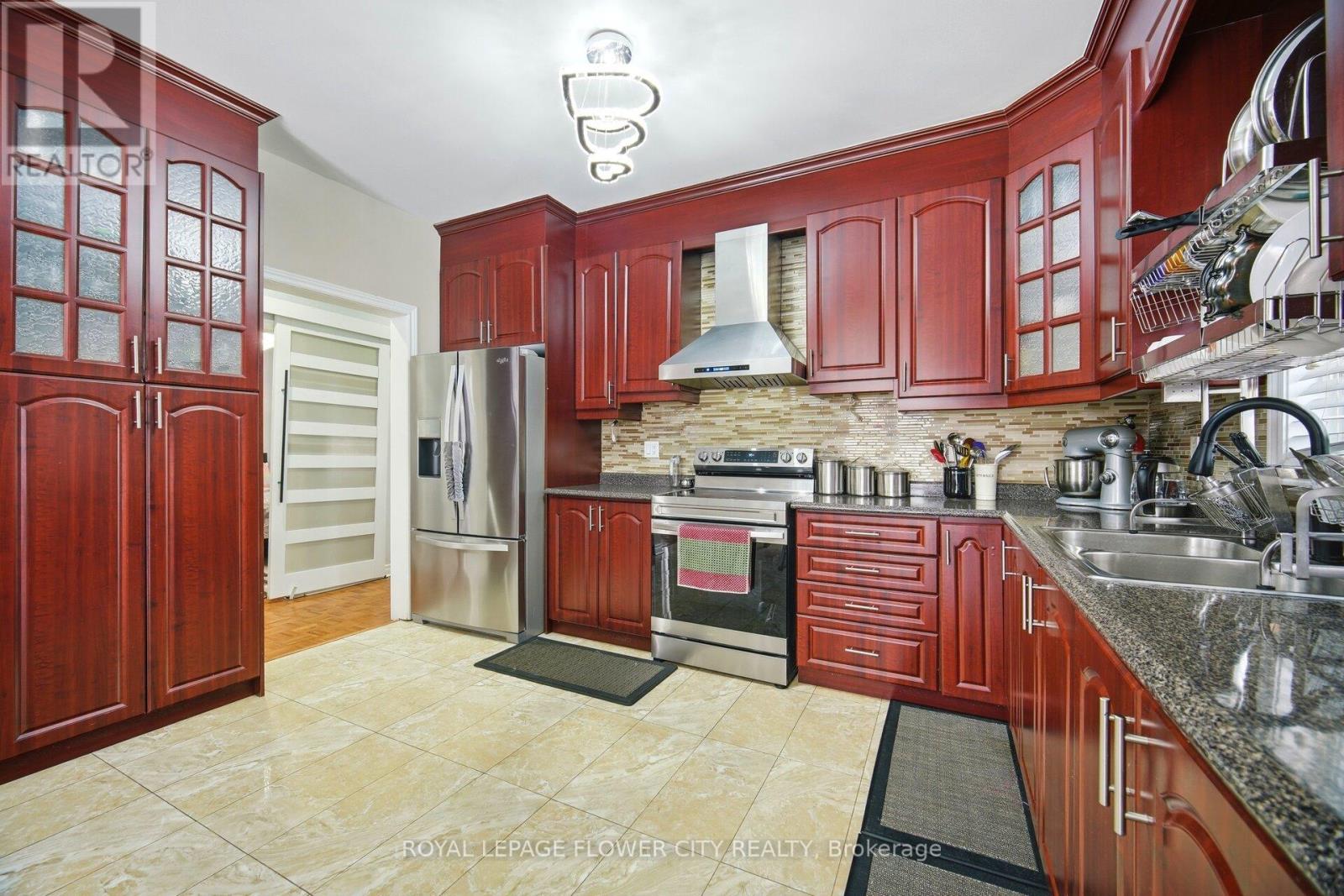 67 Olde Town Road, Brampton, Ontario  L6X 4T8 - Photo 10 - W12844990