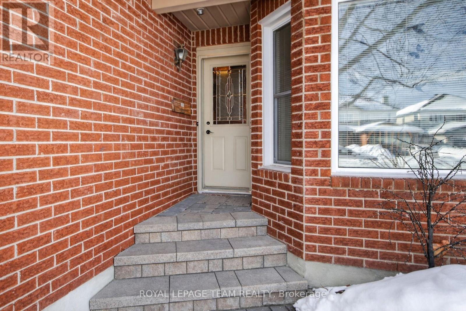 84 Newborough Crescent, Ottawa, Ontario  K2G 6A9 - Photo 2 - X12845184