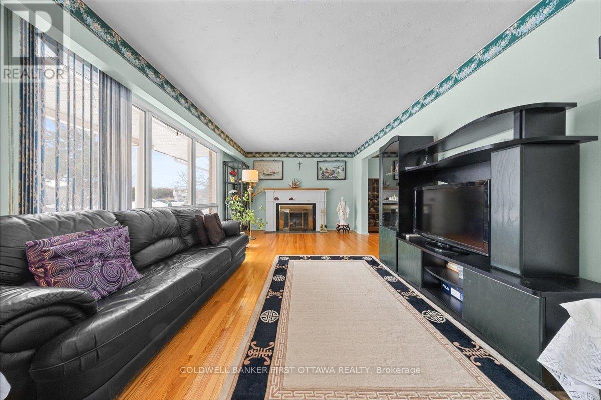34 Hadley Circle, Ottawa, Ontario  K2H 6N9 - Photo 3 - X12845220
