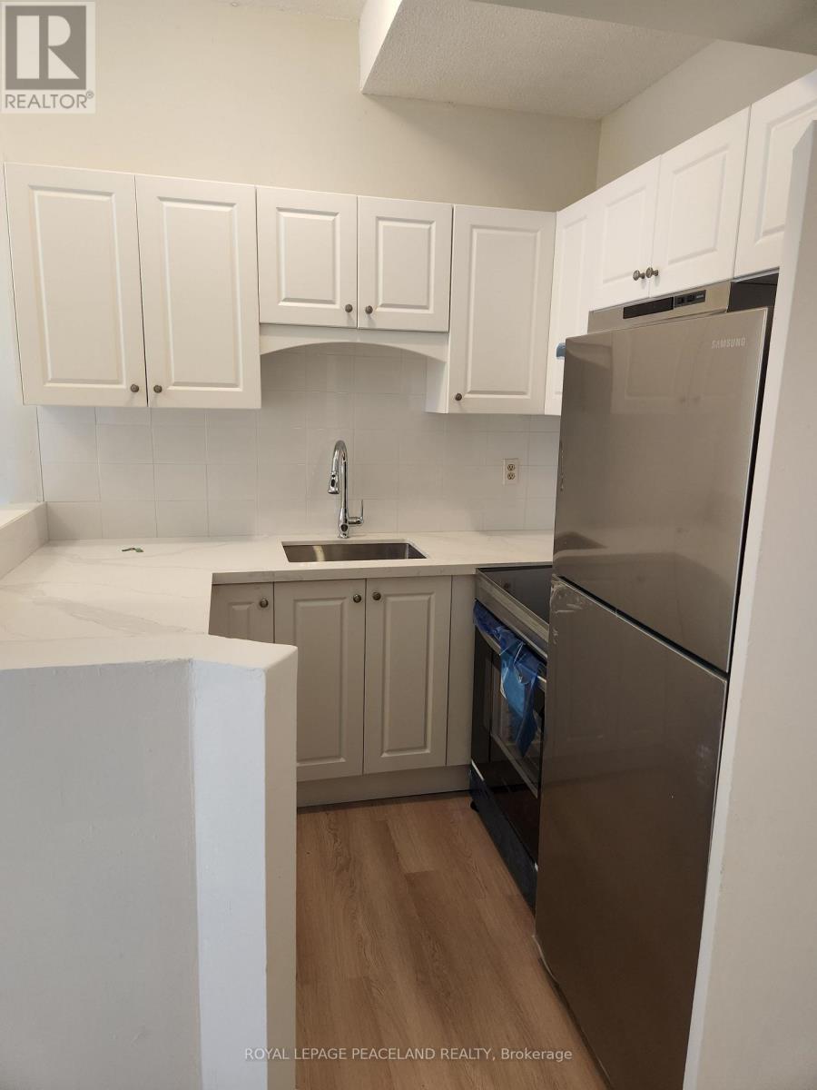 4 - 556 SPADINA CRESCENT, Toronto, Ontario