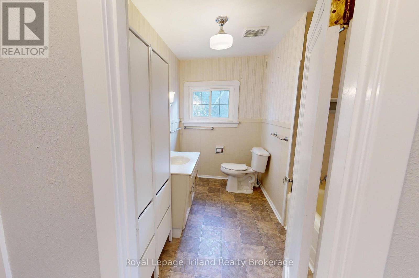 2 - 145 Vansittart Avenue, Woodstock, Ontario  N4S 6E5 - Photo 8 - X12845300