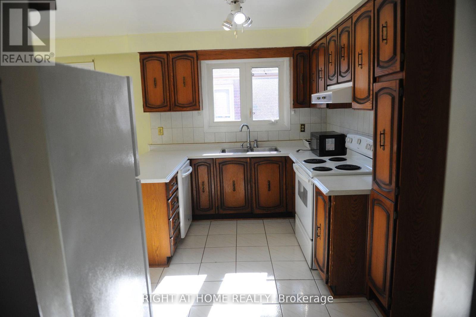 Upper - 1618 Corkstone Glade, Mississauga, Ontario  L4W 2E7 - Photo 11 - W12845150