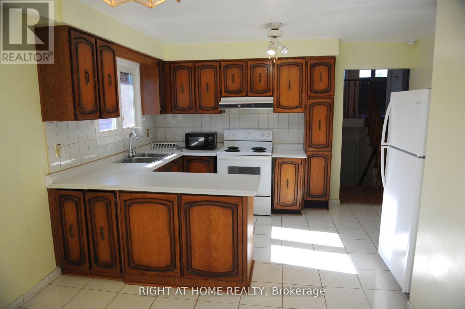 Upper - 1618 Corkstone Glade, Mississauga, Ontario  L4W 2E7 - Photo 14 - W12845150