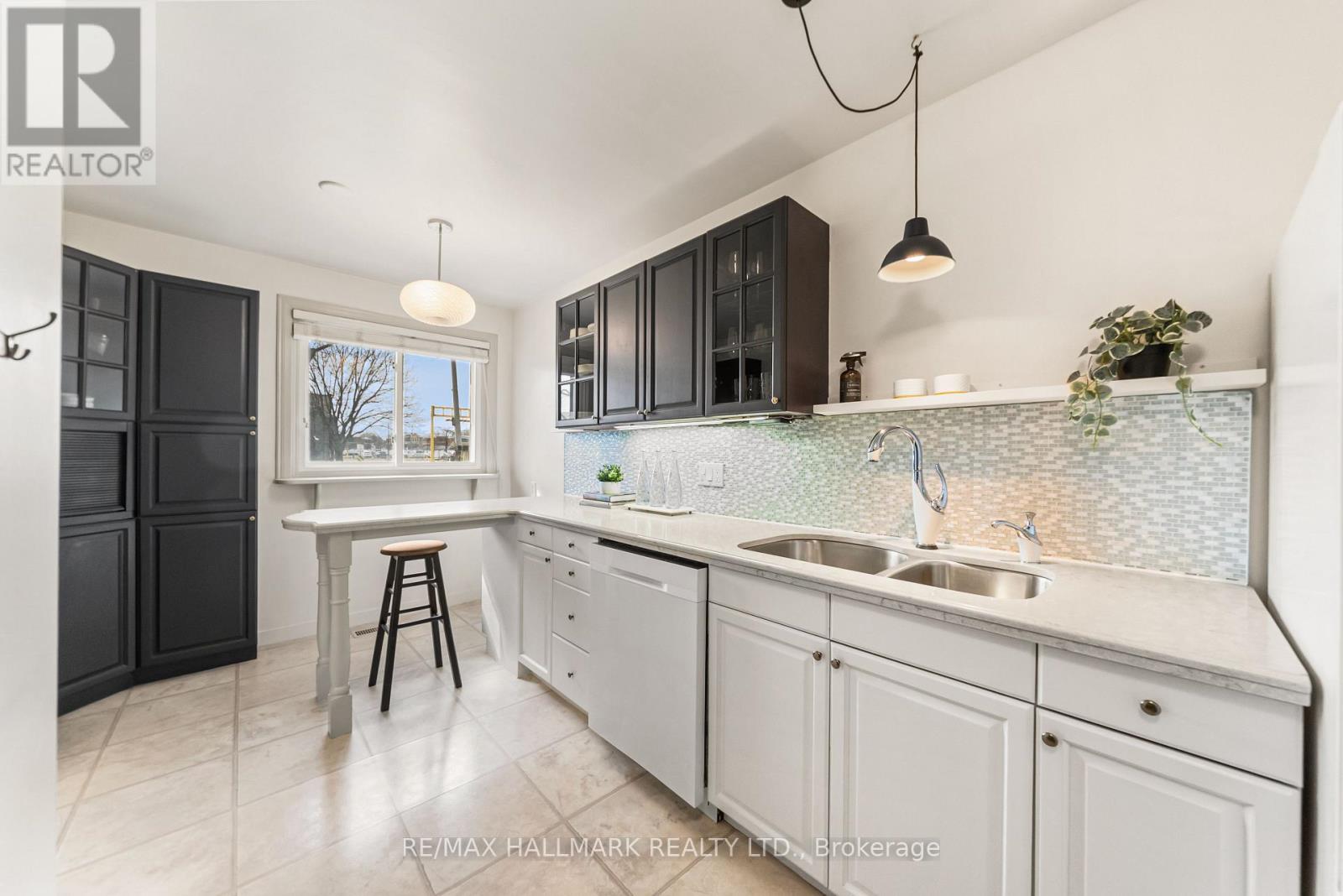 619 Timber Lane, Burlington, Ontario  L7L 4B1 - Photo 9 - W12845236