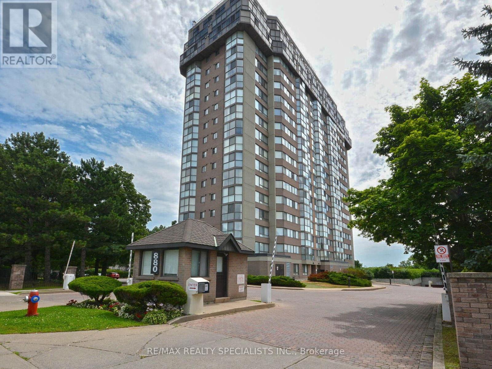 1002 - 880 Dundas Street W, Mississauga, Ontario  L5C 4H3 - Photo 2 - W12845370