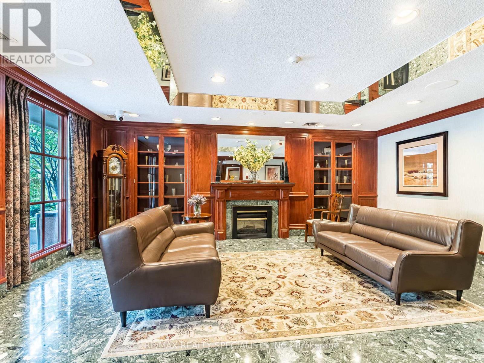 1002 - 880 Dundas Street W, Mississauga, Ontario  L5C 4H3 - Photo 4 - W12845370