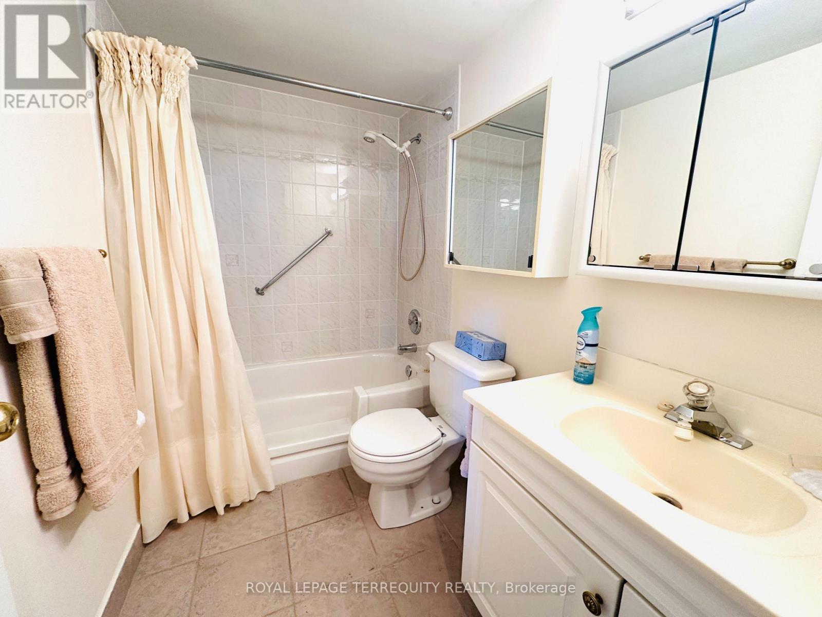 2212 - 155 Marlee Avenue, Toronto, Ontario  M6B 4B5 - Photo 16 - W12845372