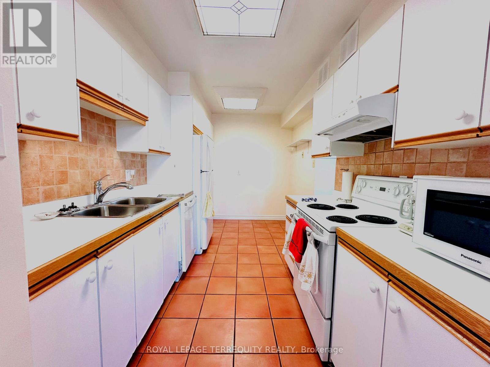 2212 - 155 Marlee Avenue, Toronto, Ontario  M6B 4B5 - Photo 6 - W12845372