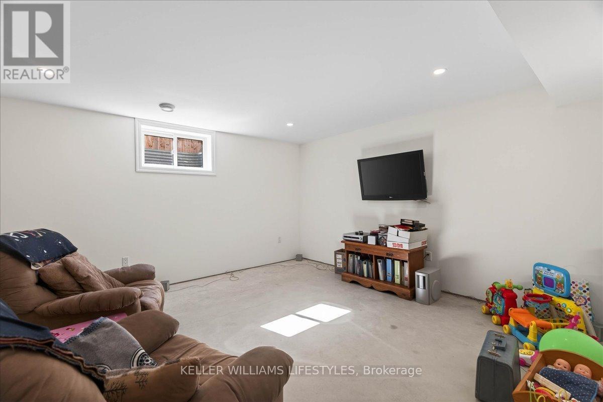 12 Mckinlay Avenue, Lambton Shores, Ontario  N0N 1J0 - Photo 26 - X12845392