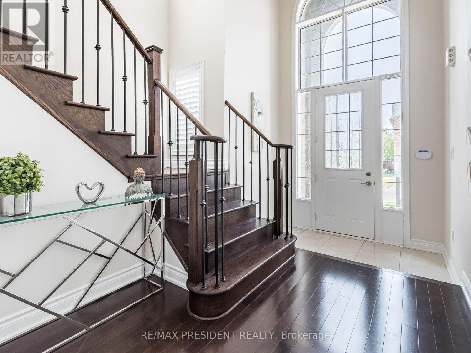 16 Monarch Drive, Halton Hills, Ontario  L7G 0M6 - Photo 5 - W12845336