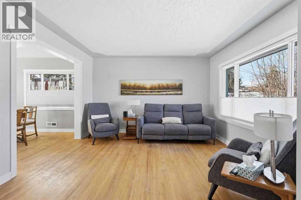 1 Thorncliffe Crescent Nw, Calgary, Alberta  T2K 3A9 - Photo 5 - A2290536