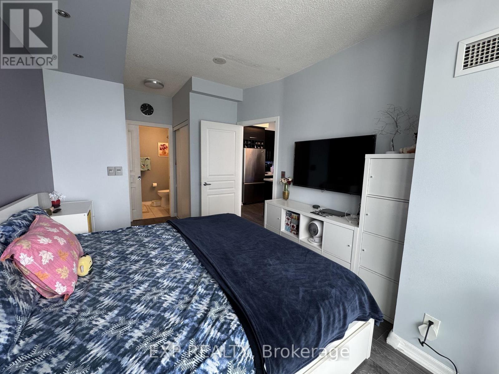 1201 - 220 Burnhamthorpe Road W, Mississauga, Ontario  L5B 4N4 - Photo 14 - W12845410