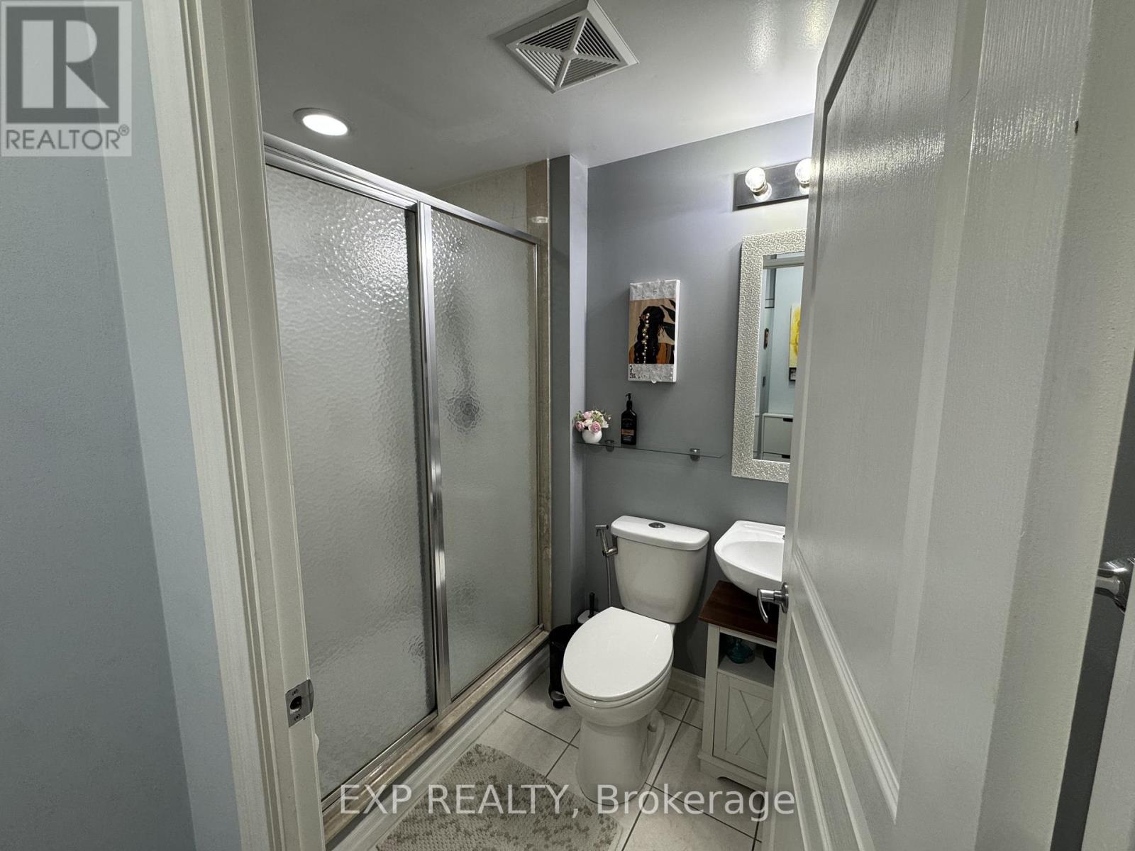 1201 - 220 Burnhamthorpe Road W, Mississauga, Ontario  L5B 4N4 - Photo 4 - W12845410