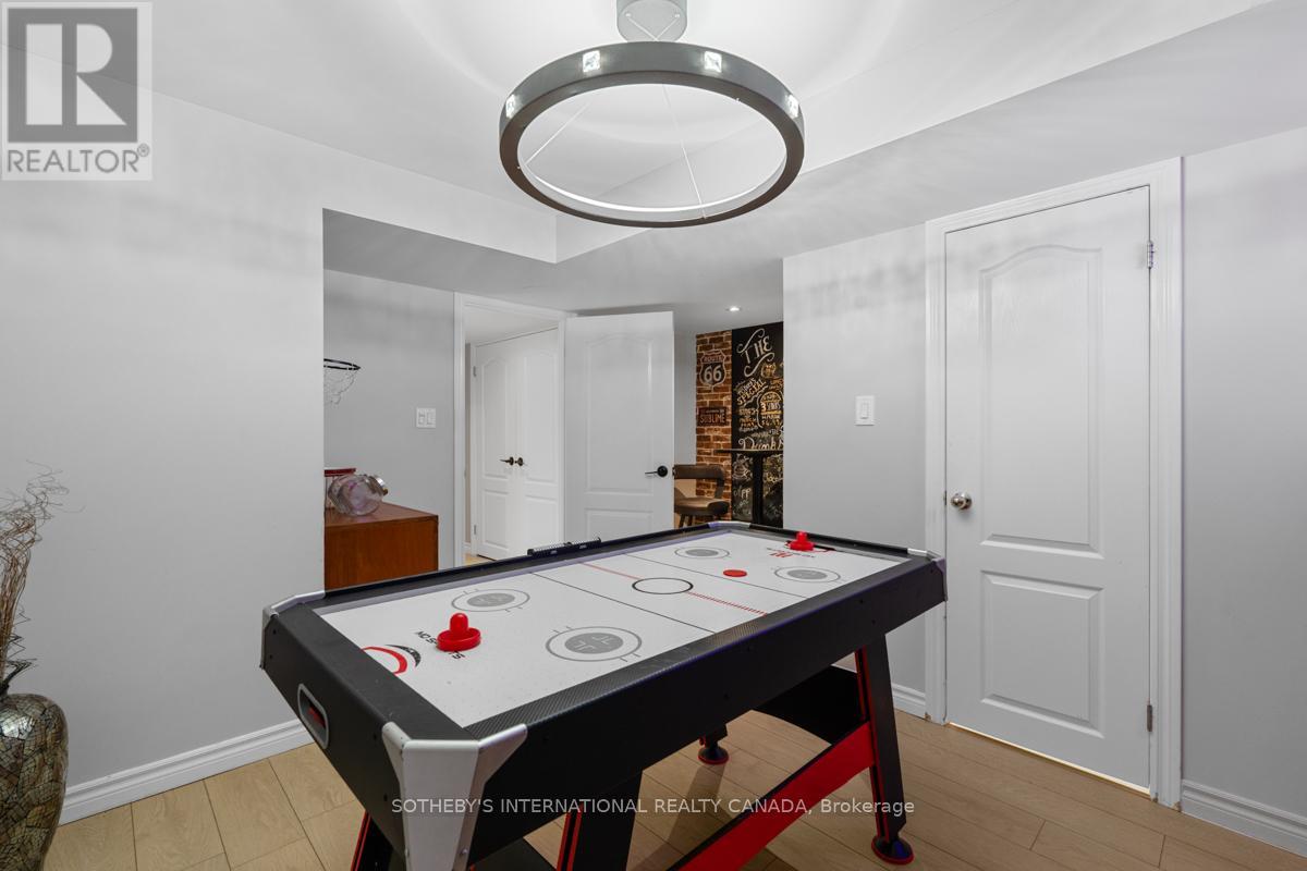 2182 Meadowglen Drive, Oakville, Ontario  L6M 4C9 - Photo 24 - W12845456