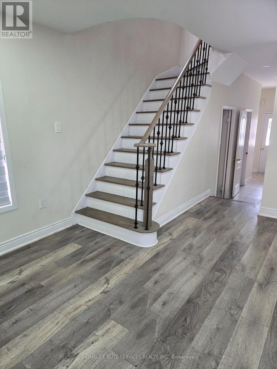 110 Crystalview Crescent, Brampton, Ontario  L6P 2S2 - Photo 4 - W12845464