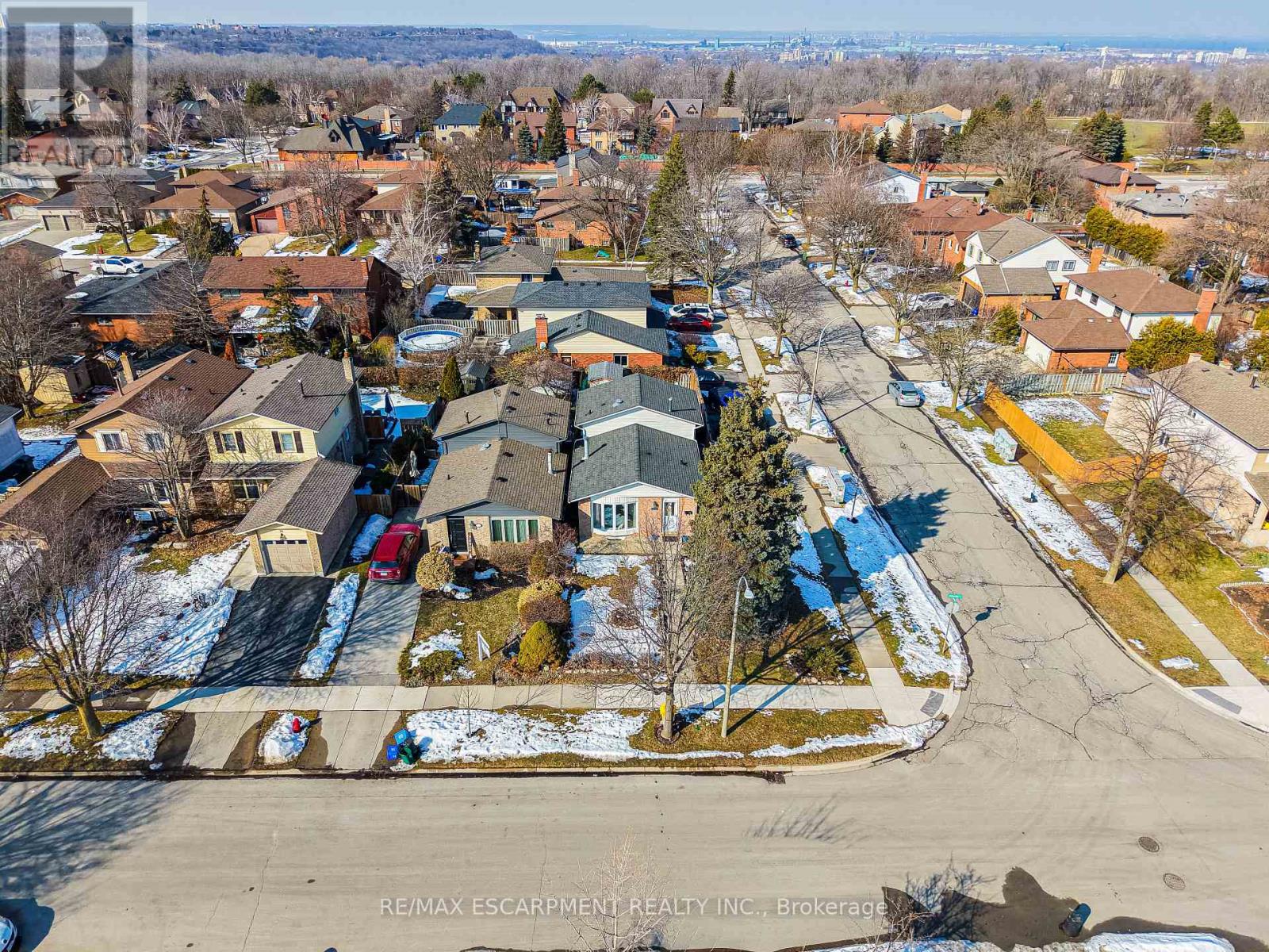 70 Athenia Drive, Hamilton, Ontario  L8J 1S8 - Photo 2 - X12845452