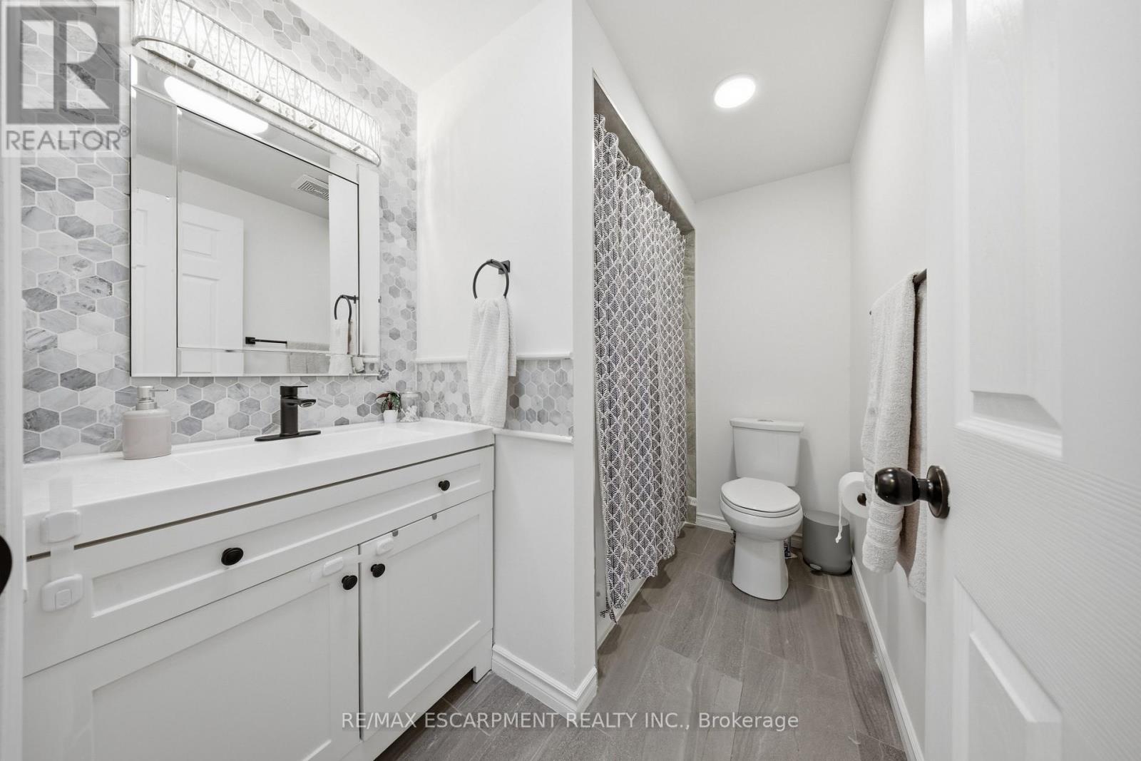 70 Athenia Drive, Hamilton, Ontario  L8J 1S8 - Photo 21 - X12845452