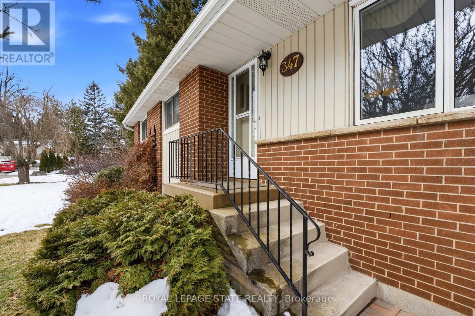 347 Clarendon Drive, Hamilton, Ontario  L9G 2Y9 - Photo 2 - X12845468