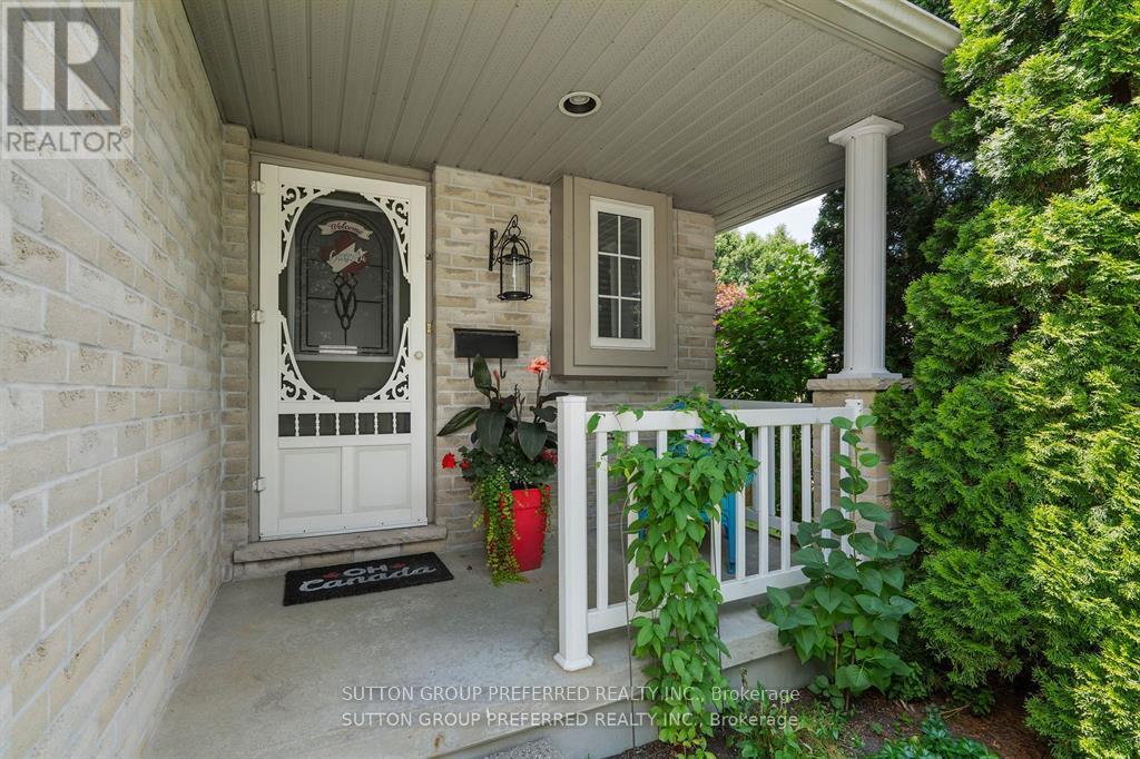 623 Thornwood Court, London North, Ontario  N6H 5J5 - Photo 4 - X12845704